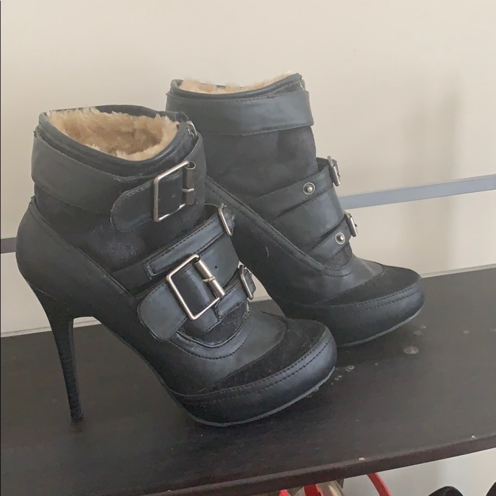 Black biker booties with fur